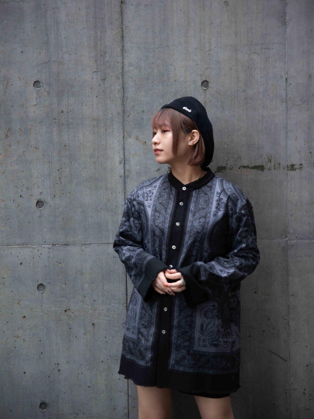 「ラクチンコーデ、ビッグシルエット、シャツスタイル、シャツ、古着、ビックシルエット」｜「glambの【glamb】Tropic 504 Ventair Hunting ｂｙ KANGOL（ハンチング/ベレー帽、ブラック系）」を使った、髙橋 遼さん（レディース・154cm）の春コーディネートの1枚目の写真