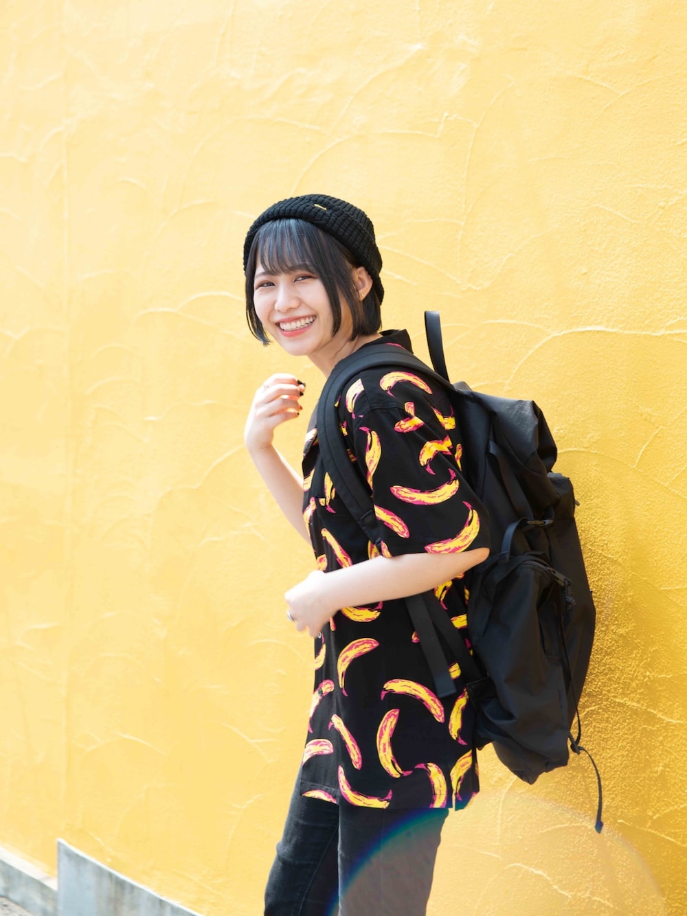 「シンプル、カジュアル、ラフ、ゆるコーデ、シャツスタイル、ボーイッシュ、バナナ、バックパック」｜「glambのBANANA SH / バナナシャツ（シャツ/ブラウス、ブラック系）」を使った、髙橋 遼さん（レディース・154cm）の夏コーディネートの1枚目の写真