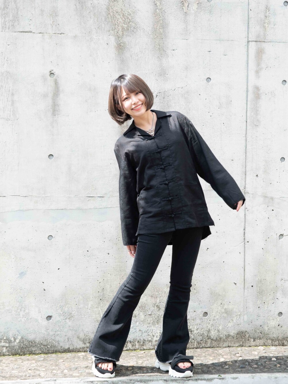 「ラクチンコーデ、シャツ好き集まれ、カジュアル、シンプル、ラフ、ワントーンコーデ、モノトーン」｜「glambの【glamb】Paisley China SH / ペイズリーチャイナシャツ/GB0220/SH04（シャツ/ブラウス、ブラック系）」を使った、髙橋 遼さん（レディース・154cm）の夏コーディネートの1枚目の写真
