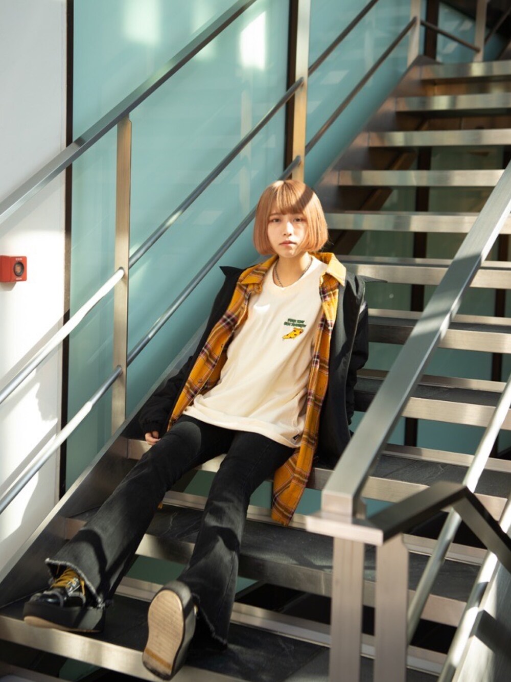 「秋服、パンツスタイル、秋色、ラクチンコーデ、カジュアル、ジャケット、チェック、イエロー」｜「glambのPizza dude CS / ピッツァデュードカットソー（Tシャツ/カットソー、ホワイト系）」を使った、髙橋 遼さん（レディース・154cm）の秋コーディネートの1枚目の写真