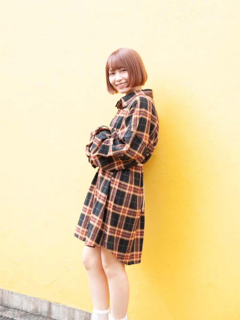 「大人カジュアル、秋服、ラクチンコーデ、秋色、休日スタイル、カジュアル、ワンピース、シンプル、チェックシャツ」｜「glambのBig check SH / ビッグチェックシャツ（シャツ/ブラウス、ブラック系）」を使った、髙橋 遼さん（レディース・154cm）の秋コーディネートの1枚目の写真