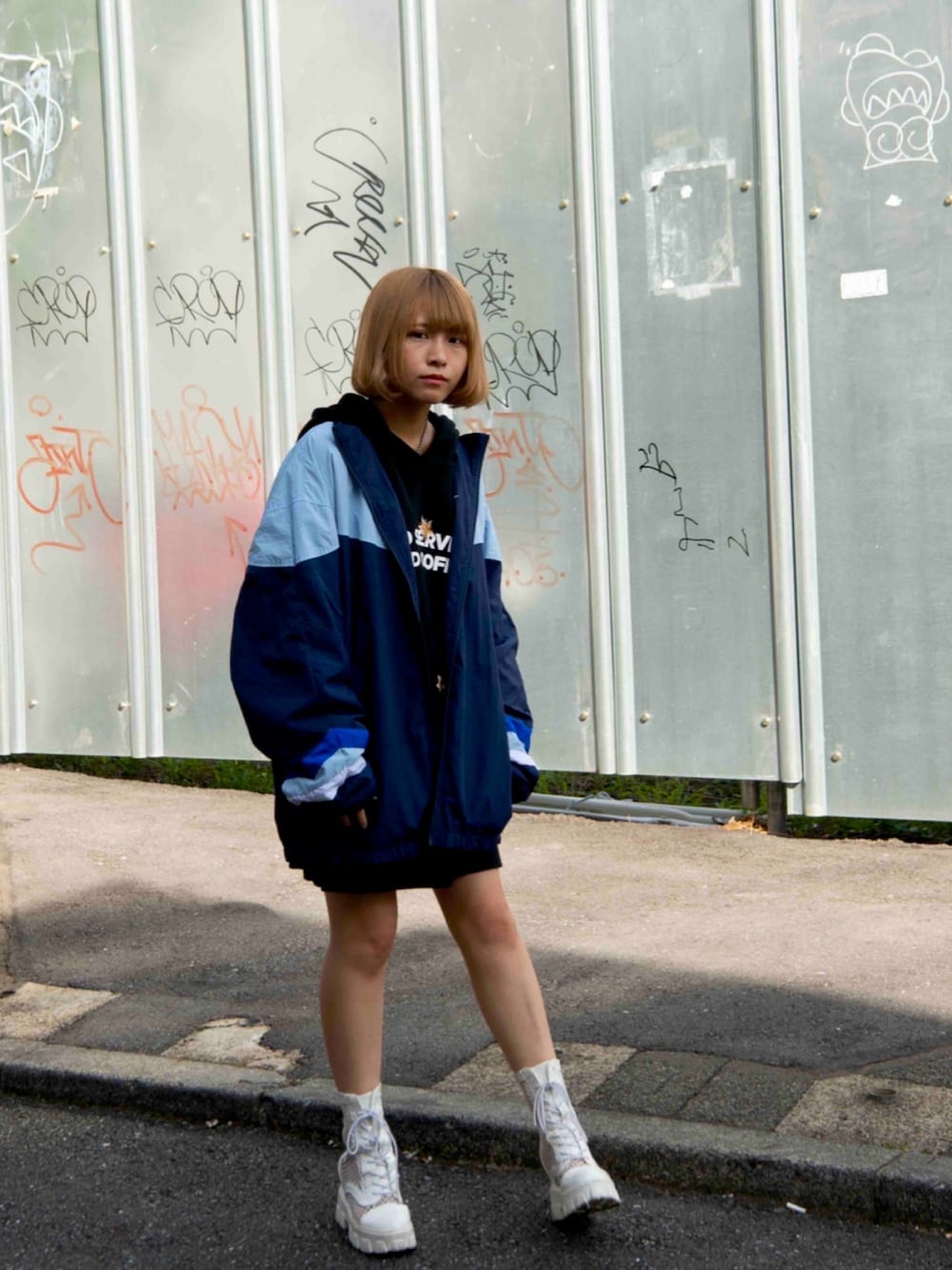 「春、シンプルコーデ、カジュアルコーデ、ラフコーデ、オーバーサイズ、ボリューム袖、雨の日コーデ、ブルー、ワンピース、パーカー」｜「glambのNatalie hoodie / ナタリーフーディ（パーカー、ブラック系）」を使った、髙橋 遼さん（レディース・154cm）の冬コーディネートの1枚目の写真