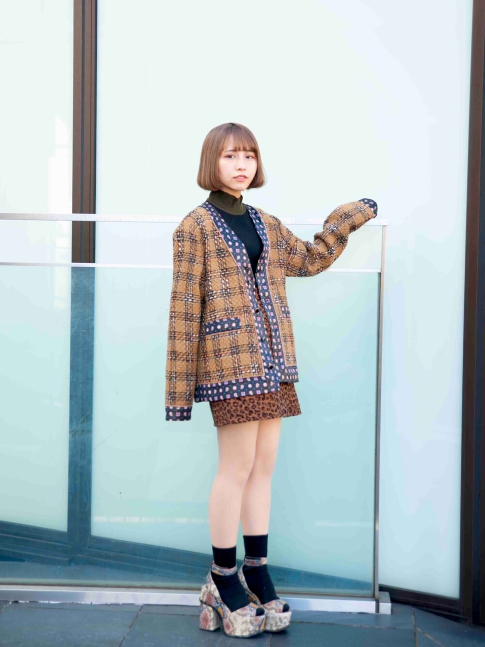 「春、きれいめカジュアル、大人ガーリー、厚底シューズ、ミニスカート、セットアップ、柄、レオパード、チェック、パイソン柄」｜「glambの【glamb】Tweed reversible cardigan（ノーカラージャケット、イエロー系）」を使った、髙橋 遼さん（レディース・154cm）の冬コーディネートの1枚目の写真