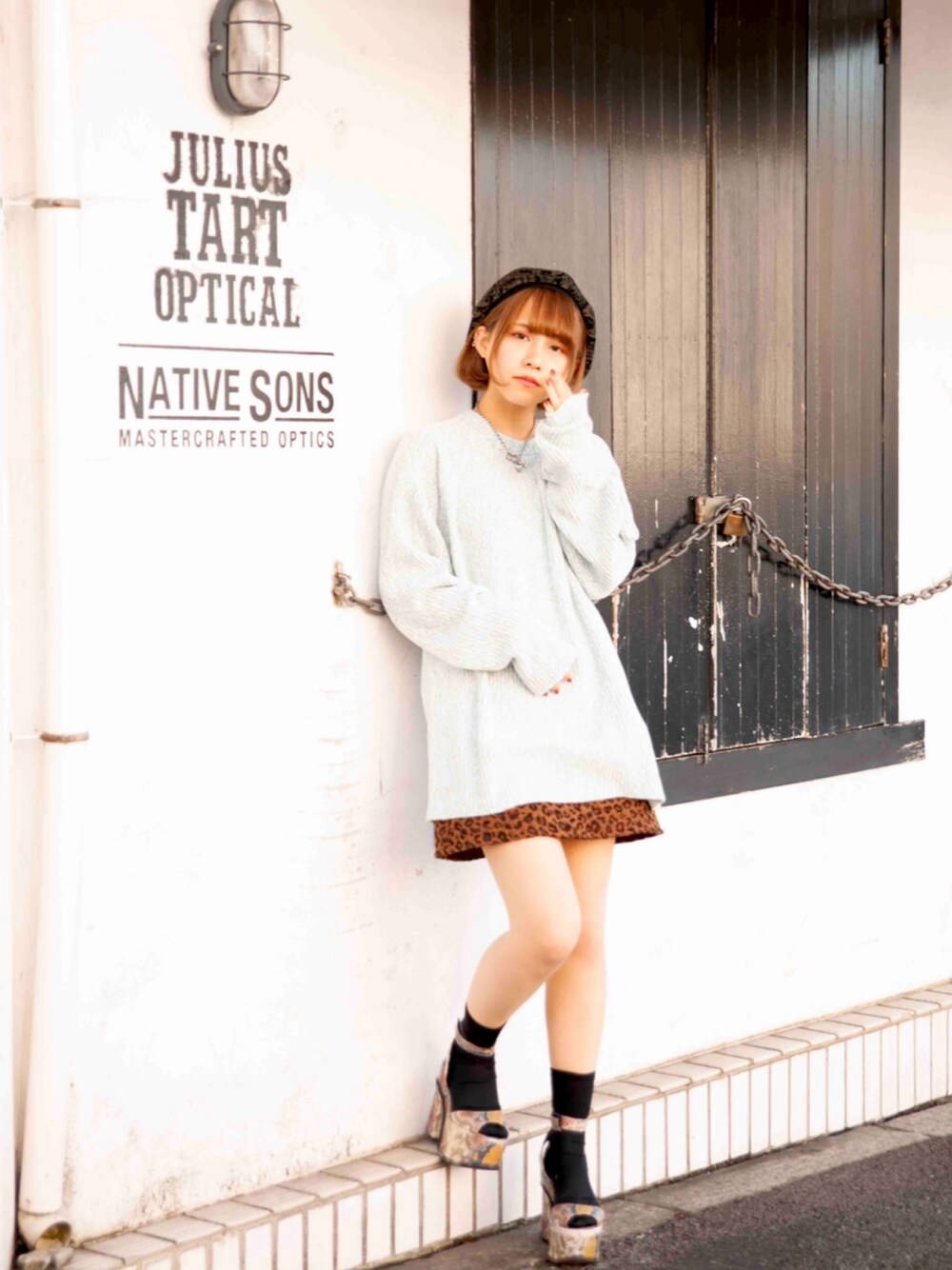 「春、シンプルコーデ、オーバーサイズ、ラフコーデ、ナチュラル、ブルー、ミニスカート」｜「glambのMall yarn color knit / モールヤーンカラーニット（ニット/セーター、ブルー系）」を使った、髙橋 遼さん（レディース・154cm）の冬コーディネートの1枚目の写真