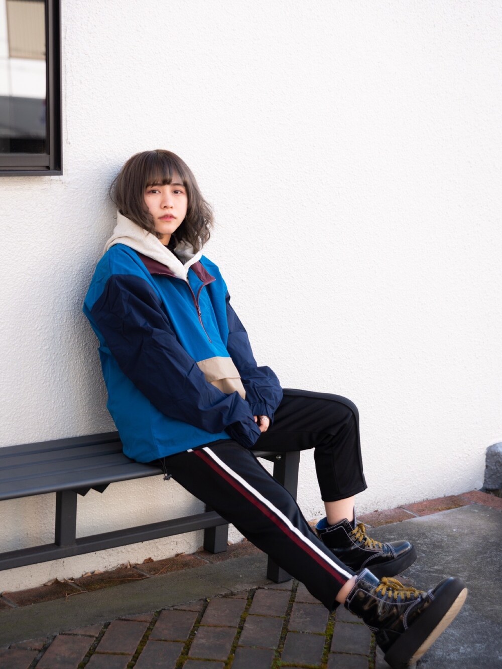 「休日コーデ、ゆるコーデ、韓国ファッション、パンツスタイル、フェイクレイヤード、パーカー、アノラックパーカー、マウンテンパーカー、ジャージパンツ」｜「glambのMulti anorak JKT / マルチアノラックジャケット（その他アウター、ブルー系）」を使った、髙橋 遼さん（レディース・154cm）の春コーディネートの1枚目の写真
