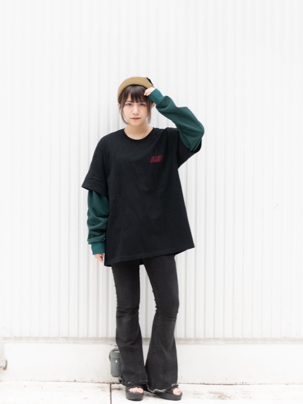 「休日コーデ、ジャージ、ロンT、パンツスタイル、厚底サンダル、ニット帽」｜「glambのPocket knit cap / ポケットニットキャップ（ニットキャップ/ビーニー、グリーン系）」を使った、髙橋 遼さん（レディース・154cm）の春コーディネートの1枚目の写真