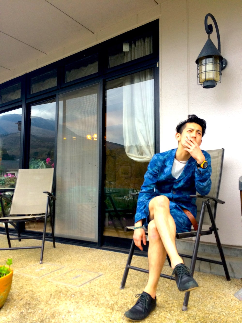 「セットアップ、実は花柄、箱根、春夏コーデ、弾丸旅行、日帰り旅行、いつかのGW」｜「MONKEY TIMEのアイテム（ジャケット/アウター、ブルー系）」を使った、しんちゃんさん（メンズ・169cm）の春コーディネートの1枚目の写真