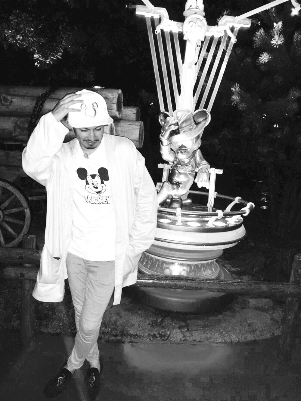 「ディズニー、ミッキーコラボ、髭、楽チンコーデ、雨、どしゃ降り」｜「FREAK'S STOREのアイテム（Tシャツ/カットソー、ホワイト系）」を使った、しんちゃんさん（メンズ・169cm）の春コーディネートの1枚目の写真