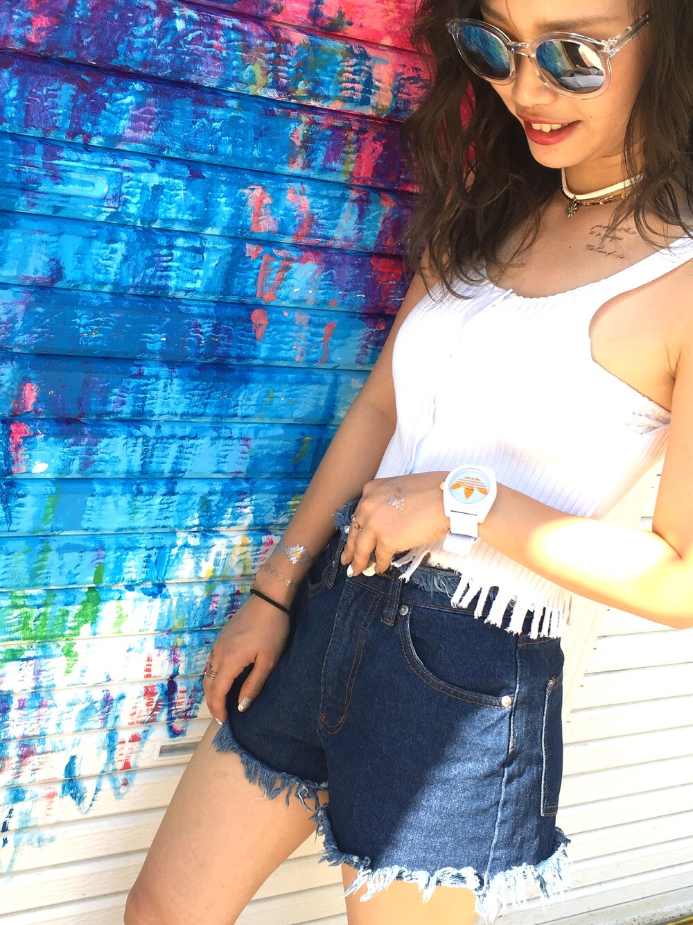 「summer、デニム、シンプルコーデ、ショーパン、夏コーデ、白Tシャツ、カジュアル、リュック、スニーカーコーデ、タンクトップ」｜「adidasのadidas timing originals SANTIAGO 2014（アナログ腕時計、ホワイト系）」を使った、ｙｕｋｉさん（レディース・158cm）の夏コーディネートの1枚目の写真
