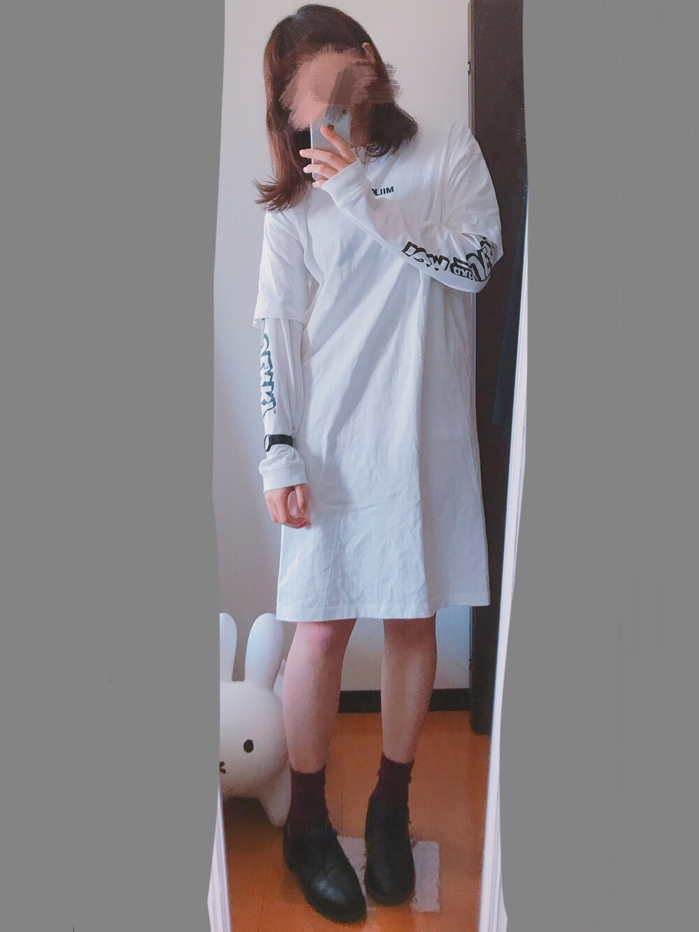 「ホワイト、レイヤードスタイル、マニッシュシューズ、Tシャツワンピ、カジュアル、シンプル」｜「w closetのトムとジェリー×wlcosetロンT（Tシャツ/カットソー、ホワイト系）」を使った、ぽにさん（レディース・168cm）の春コーディネートの1枚目の写真
