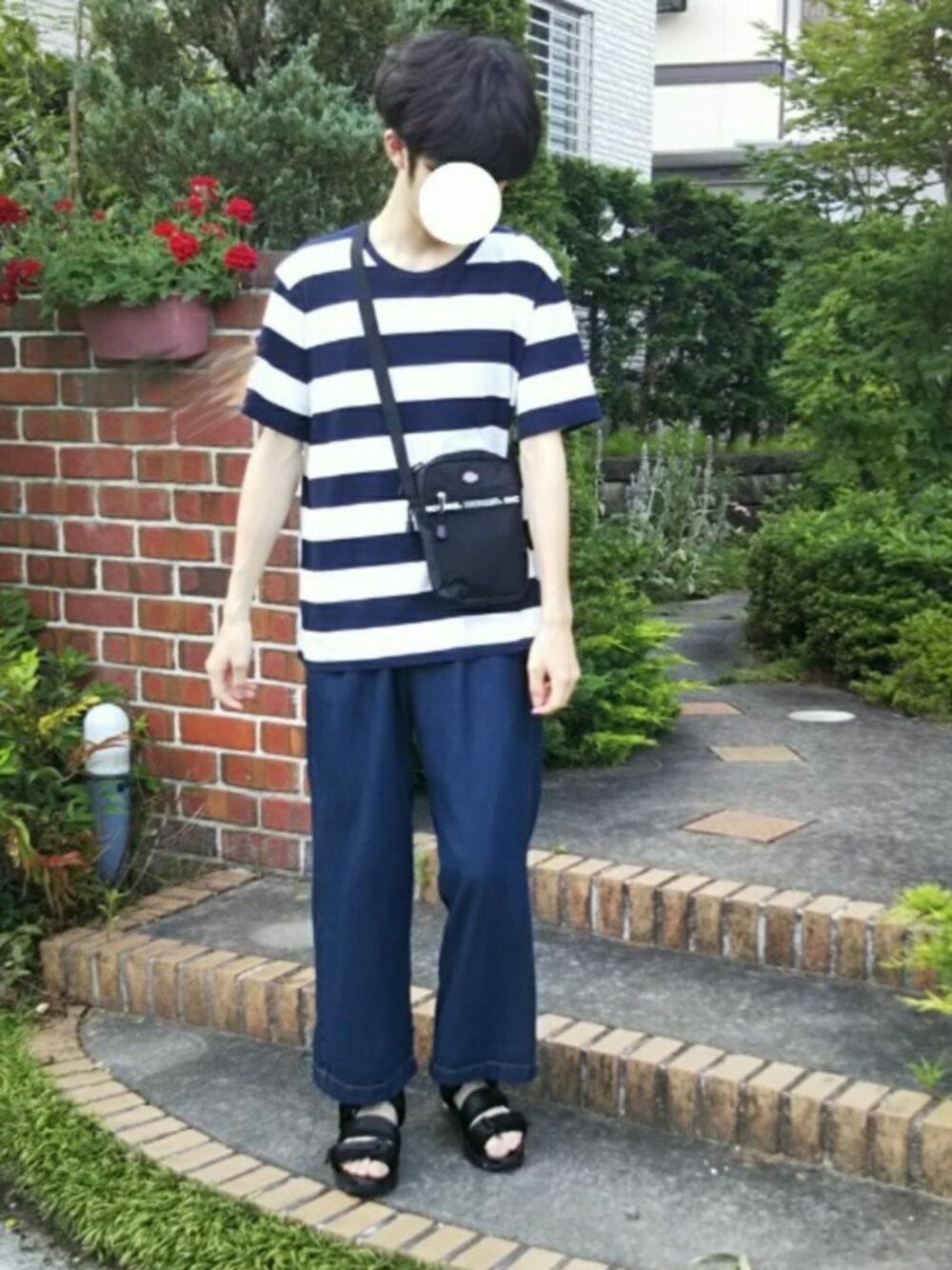 「ボーダー、シンプル、夏、GU、ワイドパンツ、サンダル、ショルダーバック、ビッグT、ワイドデニム、夏のボーダーフェス」｜「Dickiesの【Dickies /ディッキース】DK LOGO TAPE MINI SHOULDER ミニショルダー（ショルダーバッグ、ブラック系）」を使った、たむたむさん（メンズ・180cm）の夏コーディネートの1枚目の写真