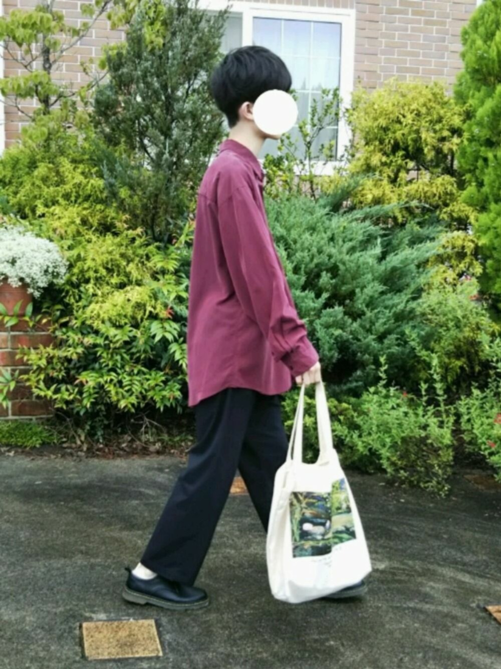 「古着、ワイドパンツ、おでかけ、ビッグシルエット、秋、キレイめ、大人コーデ、ロングシャツ、ボルドー、シャツ」｜「FREAK'S STOREのオートモアイ/別注 ミニトート（トートバッグ、グリーン系）」を使った、たむたむさん（メンズ・180cm）の夏コーディネートの1枚目の写真