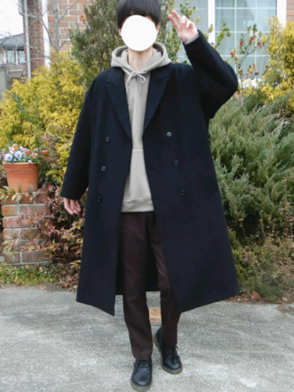 「年末WEAR感謝祭、おしゃれさんと繋がりたい、シンプル、ブラウンコーデ、チェスターコート、ベージュ、パーカー、HARE、RAGEBLUE、革靴」｜「HAREのCASHEEPウールオーバーコート(HARE)（チェスターコート、ブラック系）」を使った、たむたむさん（メンズ・180cm）の冬コーディネートの1枚目の写真