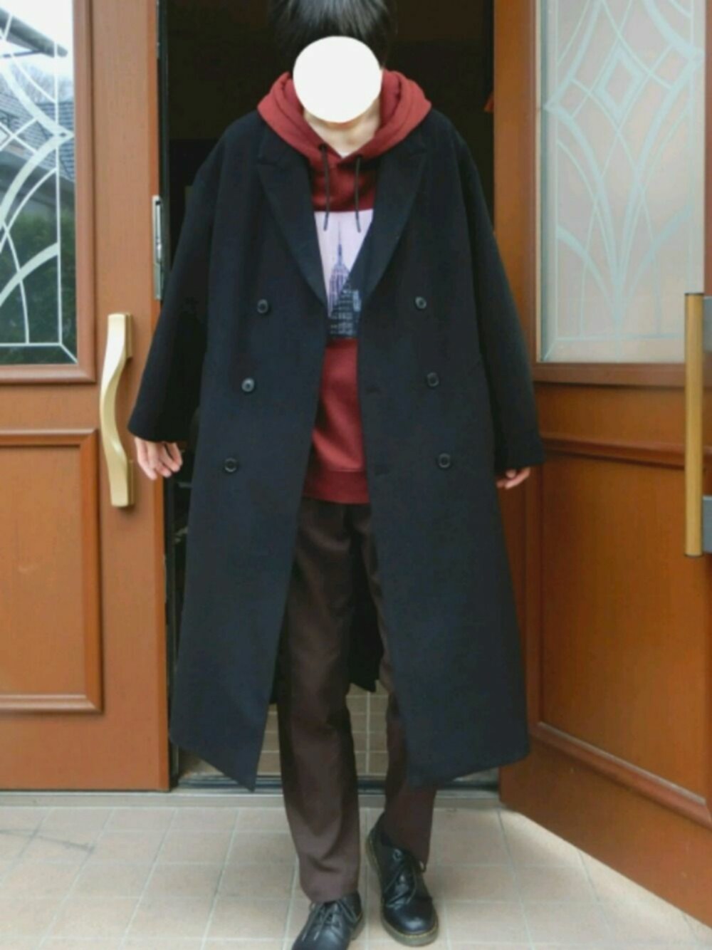 「年末WEAR感謝祭、冬コーデ、おしゃれさんと繋がりたい、コート、ビッグシルエット、ブラウン、ワインレッド、差し色、パーカー、いいね、save、フォローお願いします🤑」｜「H&Mのアイテム（パーカー、レッド系）」を使った、たむたむさん（メンズ・180cm）の冬コーディネートの1枚目の写真
