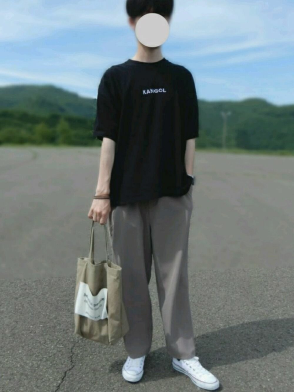 「シンプル、オトナカジュアル、ビックシルエット、夏コーデ、春コーデ、ワイドパンツ、ベージュ、キレイめ、Tシャツ、ゆるコーデ」｜「CASPER JOHNのDrape Tapered Belt Pants/ドレープテーパードベルトパンツ(セットアップ対応)（その他パンツ、ベージュ系）」を使った、たむたむさん（メンズ・180cm）の夏コーディネートの1枚目の写真