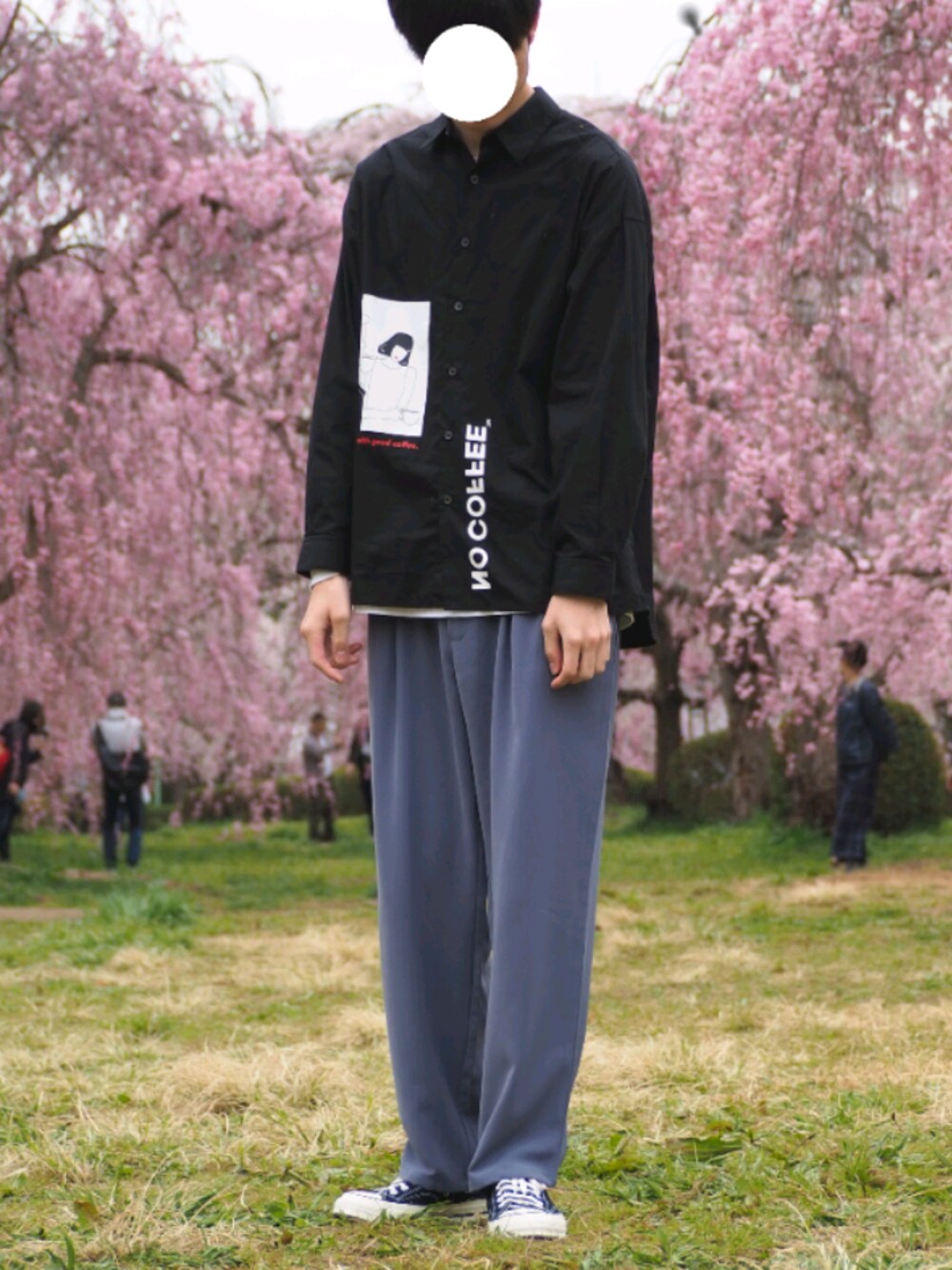 「春、シンプル、今日のコーデ、モード、ワイドパンツ、シャツスタイル、古着MIX、古着、くすみカラー、春コーデ」｜「HAREのHARE×NO COFFEE×moeko コラボシャツ(HARE)（シャツ/ブラウス、ブラック系）」を使った、たむたむさん（メンズ・179cm）の春コーディネートの1枚目の写真