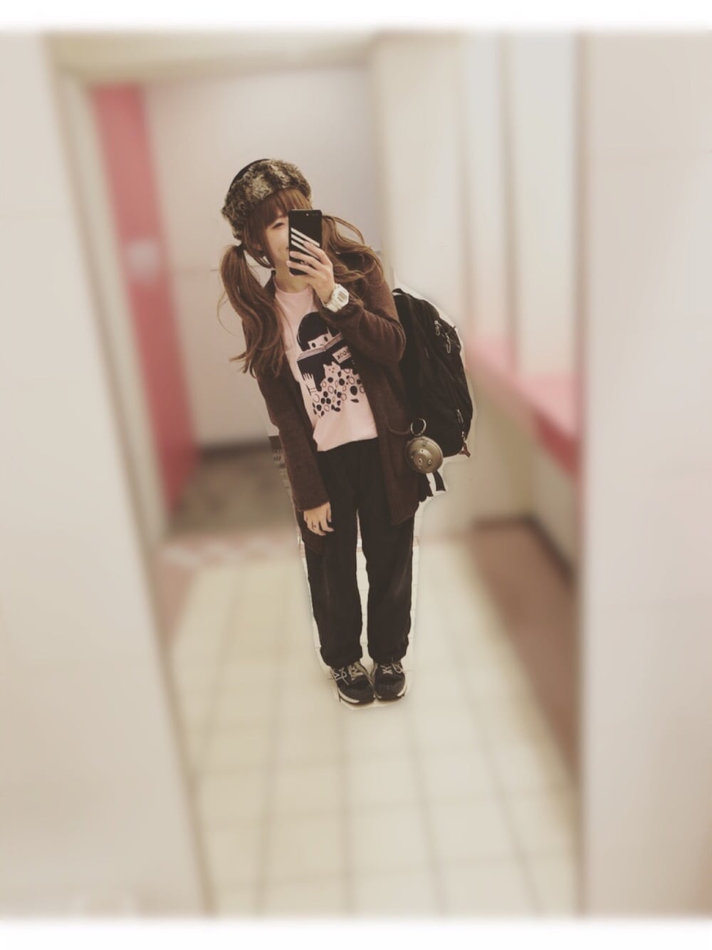 「ファー小物、studio clip、SPINNS、ゆるコーデ、ニューバランス、ツインテール、古着」｜「Design Tshirts Store graniphのベーシックTシャツ/ガールリーディングアブック（Tシャツ/カットソー、ピンク系）」を使った、yuniさん（レディース・158cm）の冬コーディネートの1枚目の写真