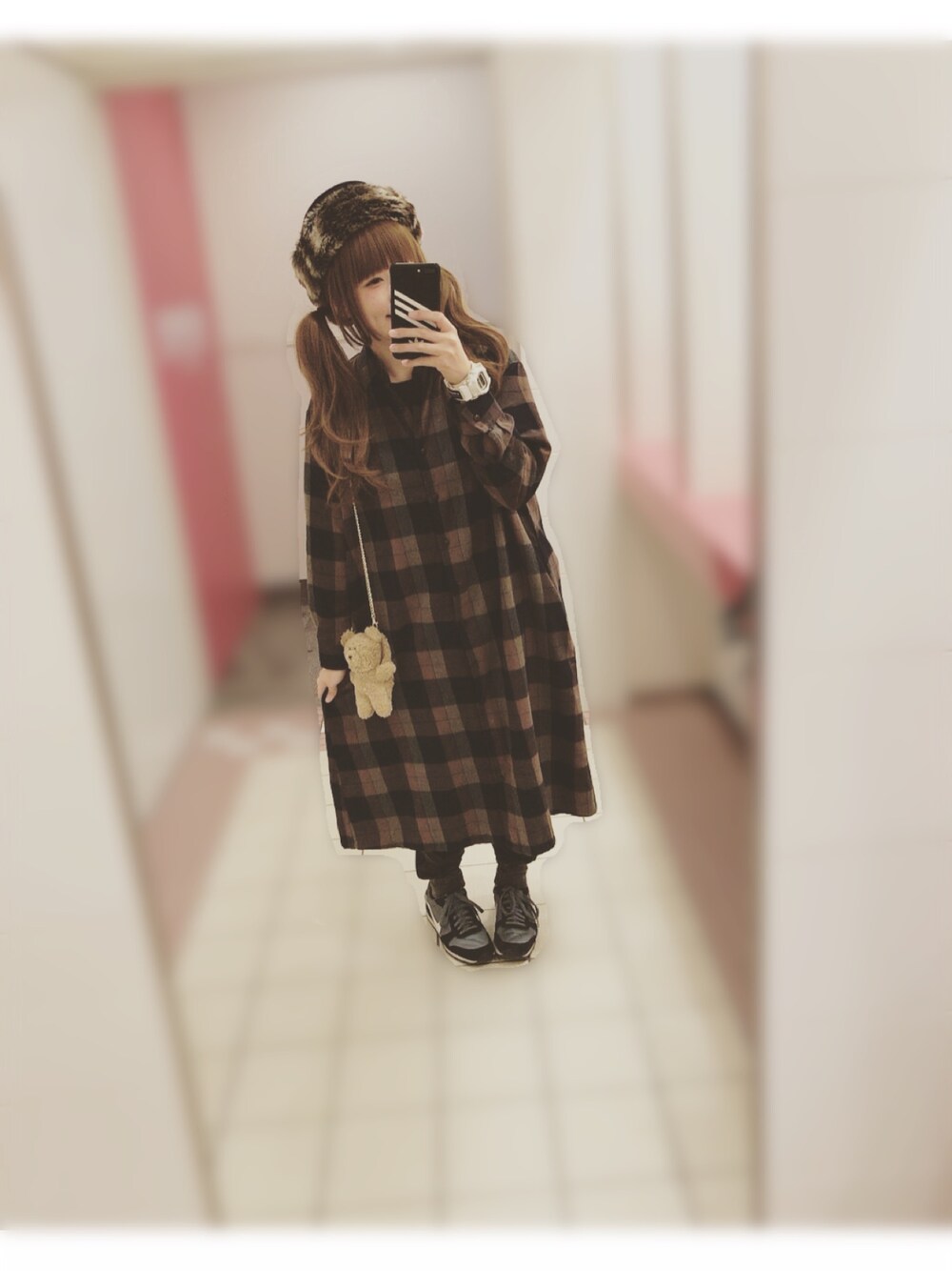 「プチプラ、GU、ユニクロ、スニーカー、シャツワンピ、ファー小物、ツインテール、ウィッグ、くまさん」｜「UNIQLOのアイテム（シャツワンピース、ブルー系）」を使った、yuniさん（レディース・158cm）の冬コーディネートの1枚目の写真