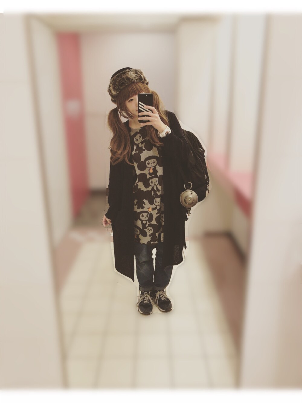「デニムパンツ、カジュアル、ファー小物、ツインテール、ニューバランス、SPINNS、ロングカーディガン、ファー帽子」｜「Design Tshirts Store graniphのチェブラーシカジャカードミドルスリーブワンピース/チェブラーシカパターン（ワンピース、グレー系）」を使った、yuniさん（レディース・158cm）の冬コーディネートの1枚目の写真