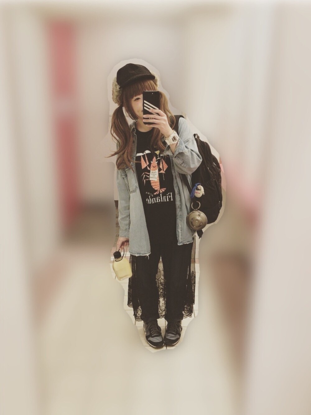 「スニーカー、カジュアル、GU、シースルー、ツインテール、ウィッグ、デニムオンデニム、古着、古着MIX」｜「Design Tshirts Store graniphのコラボレーションTシャツ/エリックブルーン(ザリガニ)（Tシャツ/カットソー、ブラック系）」を使った、yuniさん（レディース・158cm）の春コーディネートの1枚目の写真