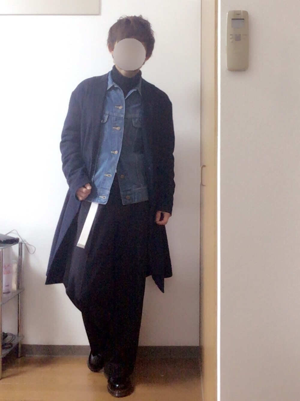 ブルー系のジャケット/アウター、ブルー系のデニムジャケット、ブラック系のTシャツ/カットソーを着用したメンズの冬コーディネートの1枚目の写真