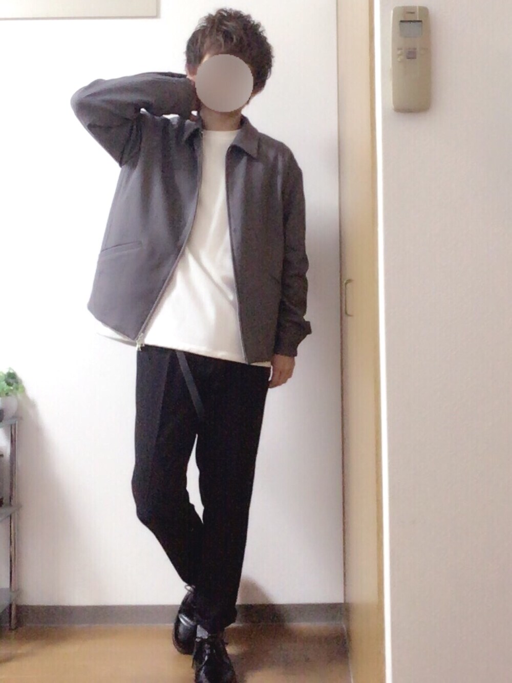 グレー系のブルゾン、ホワイト系のスウェット、ホワイト系のTシャツ/カットソーを着用したメンズの春コーディネートの1枚目の写真