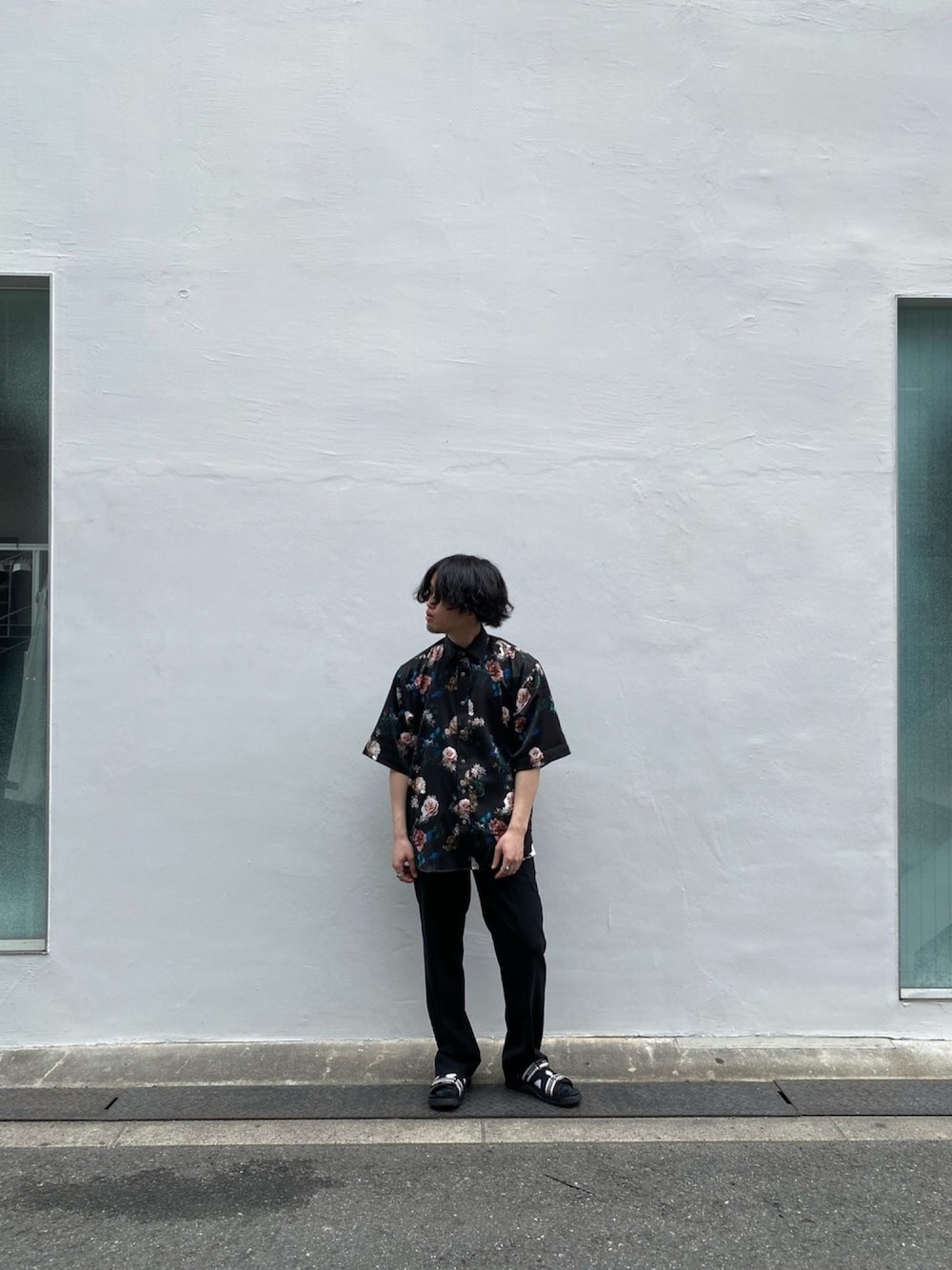 ブラック系のシャツ/ブラウス、ブラック系のスラックス、ブラック系のサンダルを着用したメンズの春コーディネートの1枚目の写真