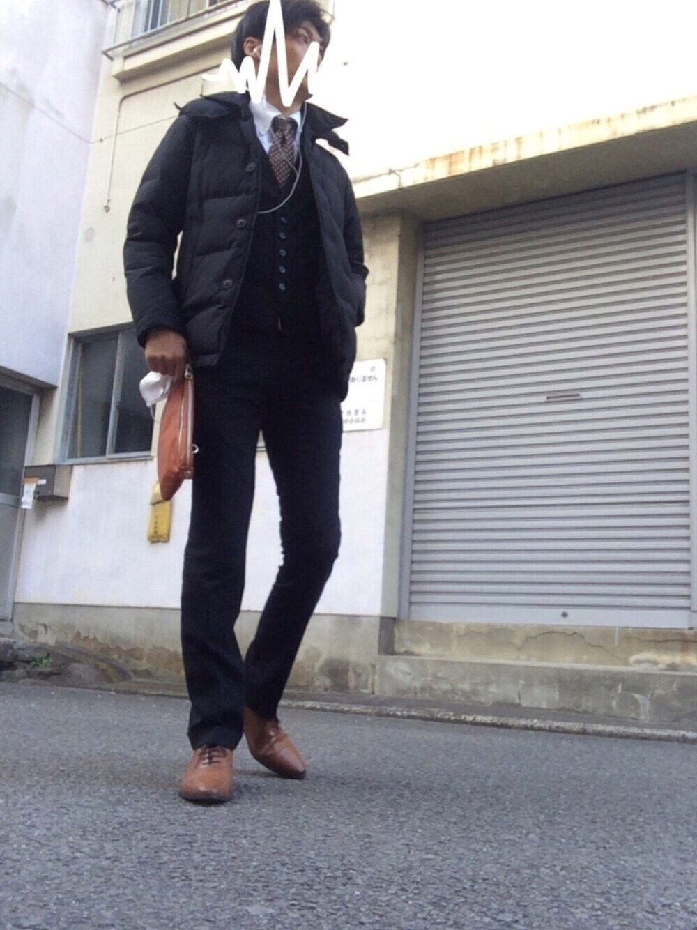 ブラック系のダウンジャケット/コート、その他のネクタイ、ブラック系のベストを着用したメンズの冬コーディネートの1枚目の写真
