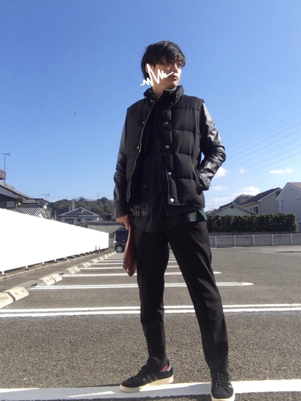 ブラック系のダウンベスト、ブラック系のブルゾン、グリーン系のニット/セーターを着用したメンズの冬コーディネートの1枚目の写真