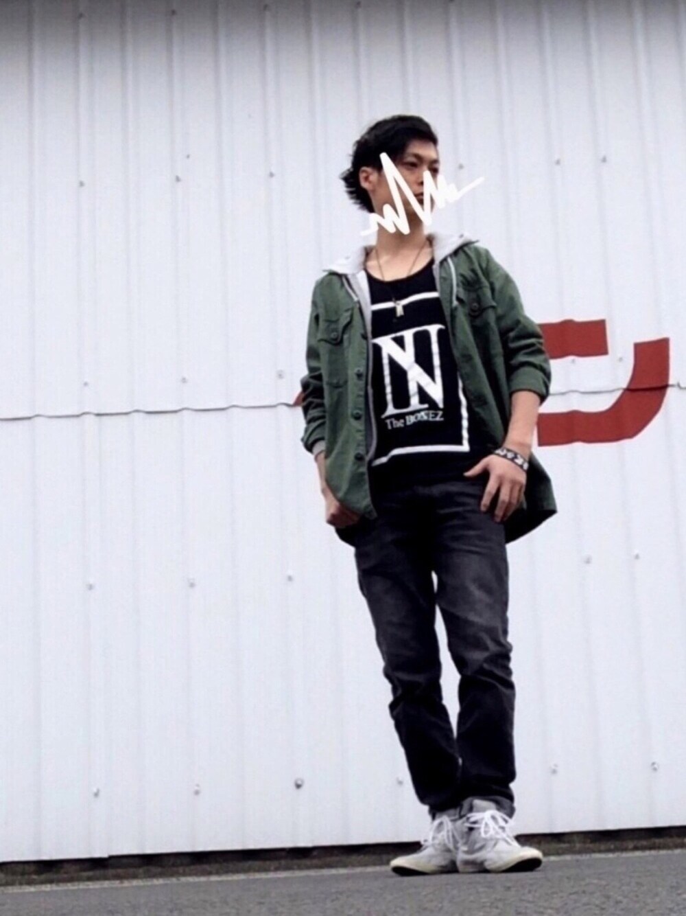 グリーン系のカバーオール、グレー系のパーカー、ブラック系のタンクトップを着用したメンズの春コーディネートの1枚目の写真