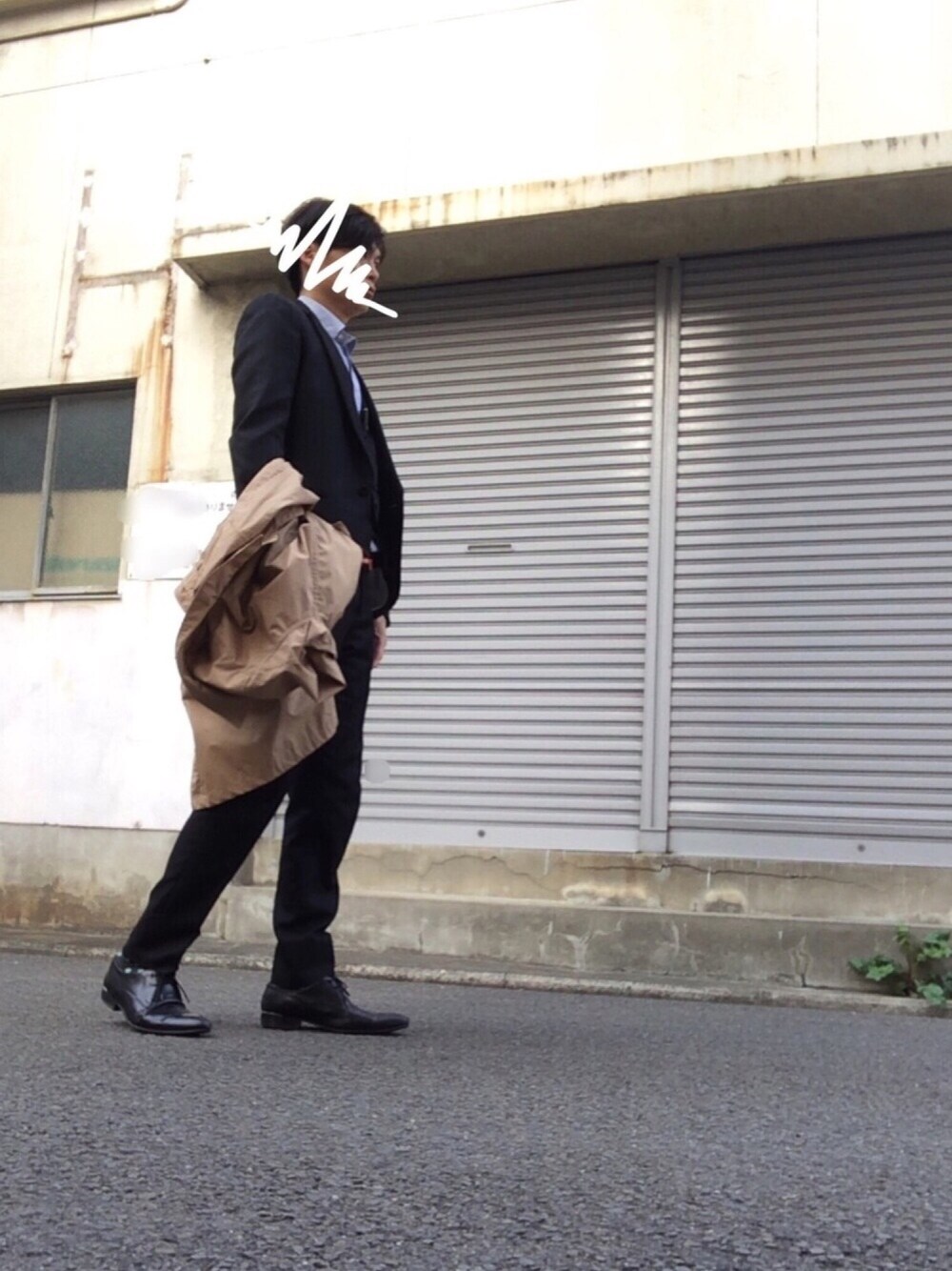 ベージュ系のステンカラーコート、ブラック系のソックス/靴下を着用したメンズの春コーディネートの1枚目の写真