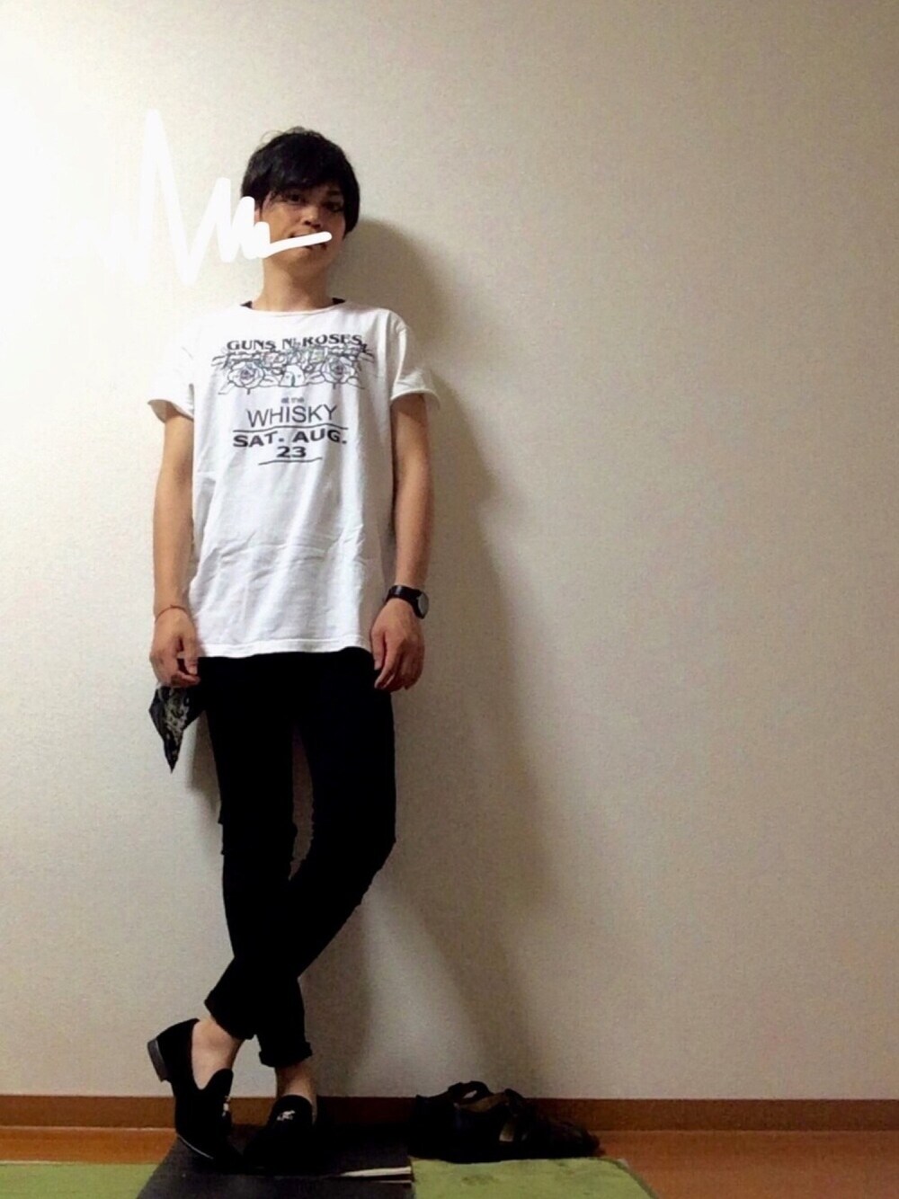 ブラック系のデニムパンツ、ブルー系のバンダナ/スカーフを着用したメンズの夏コーディネートの1枚目の写真
