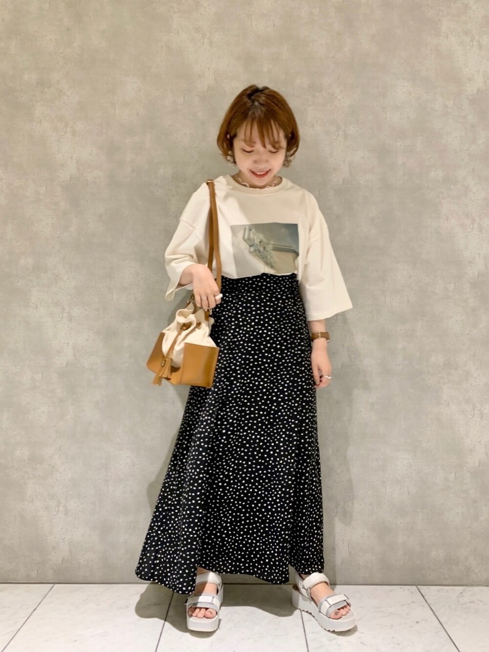 「mysty woman、ミスティ ウーマン(mysty woman)、フォトT、ドットスカート、カジュアルコーデ、ビッグシルエット、白Tシャツ、スタッフセンバツ、ドット柄スカート」｜「mysty womanのフォトプリントＴシャツ 877683（Tシャツ/カットソー、ホワイト系）」を使った、MAYUさん（レディース・153cm）の春コーディネートの1枚目の写真