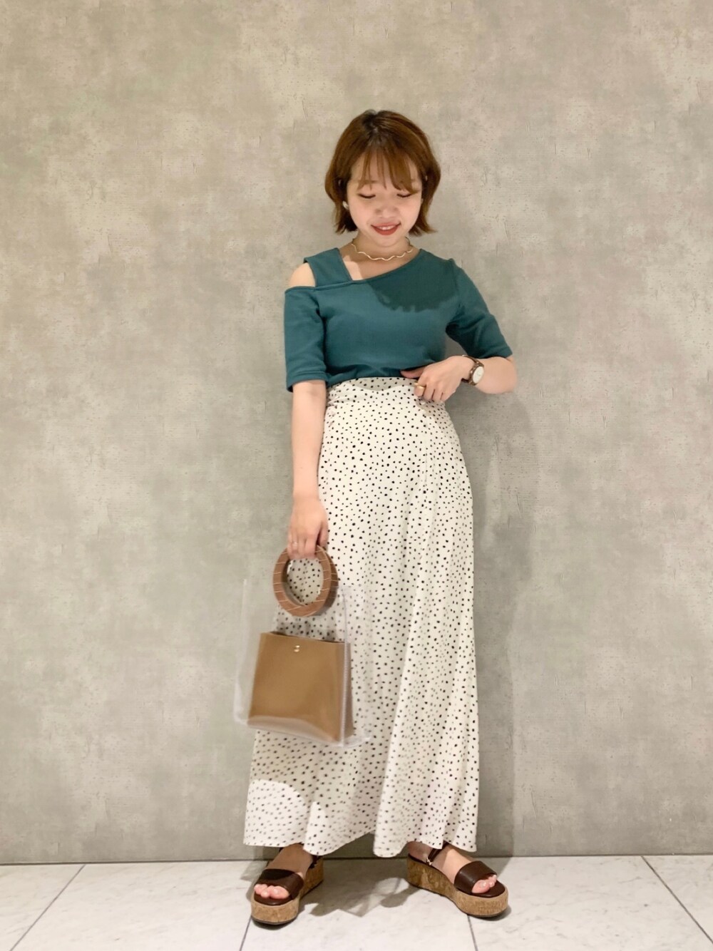 「mysty woman、ミスティ ウーマン(mysty woman)、アシメトップス、グリーンコーデ、ドット柄スカート、マーメイドスカート、夏コーデ、大人コーデ、シンプルコーデ、低身長」｜「mysty womanのアイレットリブアシメプルオーバー 914790（Tシャツ/カットソー、グリーン系）」を使った、MAYUさん（レディース・153cm）の夏コーディネートの1枚目の写真