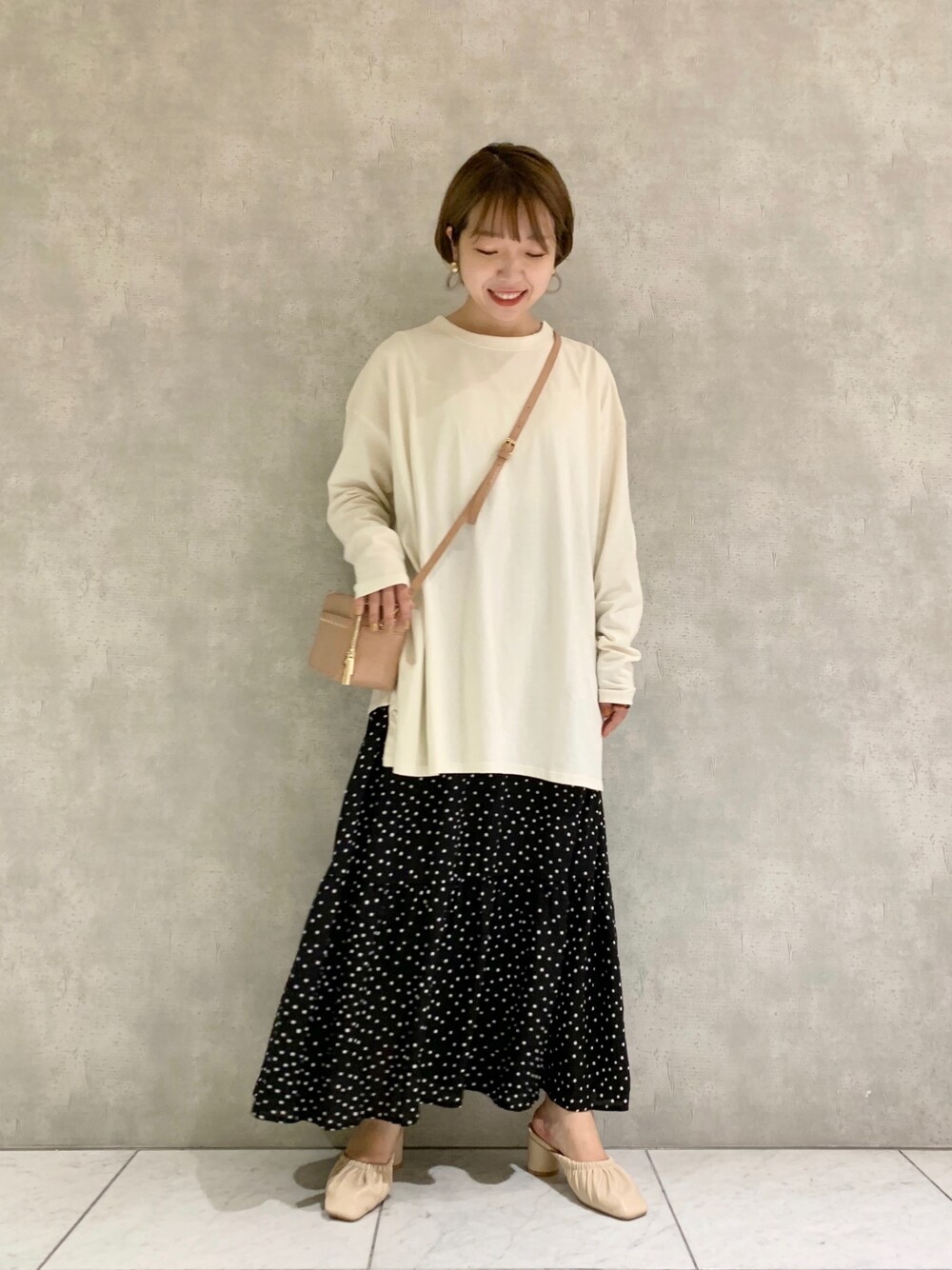 「mysty woman、大人カジュアル、カジュアルコーデ、ティアードスカート、ドット柄スカート、休日スタイル、スタッフセンバツ、低身長コーデ、秋コーデ、リラックススタイル」｜「mysty womanのサイドスナップボタンロンＴ 917720（Tシャツ/カットソー、ホワイト系）」を使った、MAYUさん（レディース・153cm）の秋コーディネートの1枚目の写真