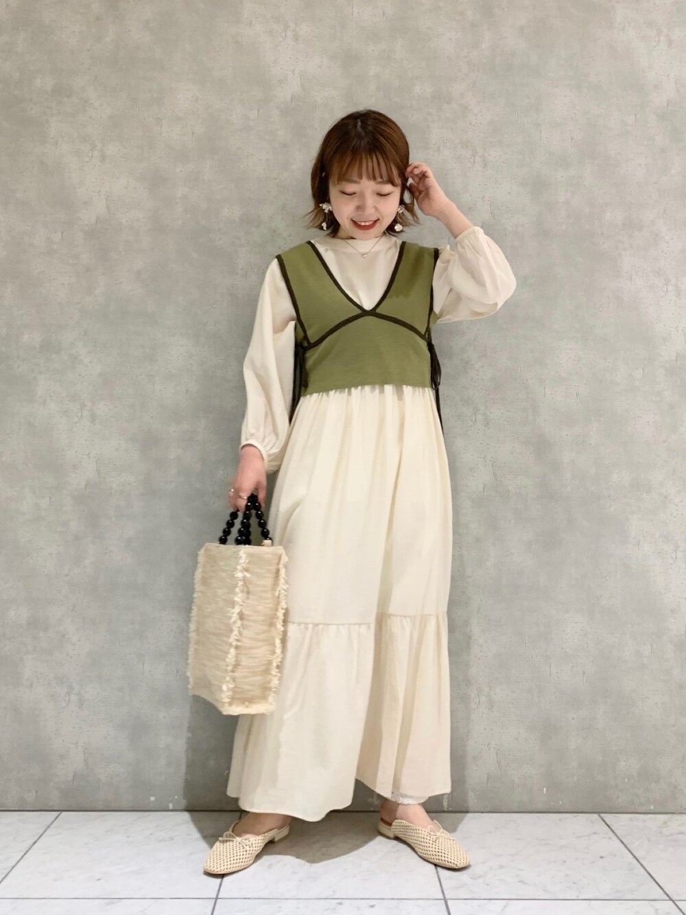 「mysty woman、レイヤードスタイル、休日スタイル、春コーデ、春夏コーデ、ビスチェ、大人ガーリー、ロングワンピース、大人カジュアル、リラックス」｜「mysty womanのティアード２ＷＡＹワンピ 940347（ワンピース、ホワイト系）」を使った、MAYUさん（レディース・153cm）の春コーディネートの1枚目の写真