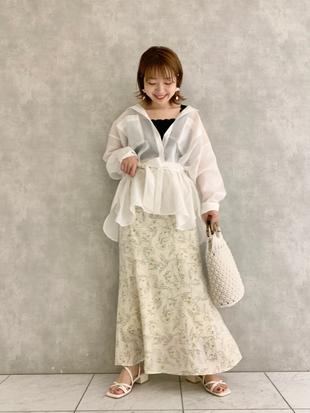 「mysty woman、シアーシャツ、シースルー、夏コーデ、マーメイドスカート、花柄スカート、きれいめカジュアル、ミュール、ホワイトコーデ、休日スタイル」｜「mysty womanのベーシックシアシャツ 940350（シャツ/ブラウス、ホワイト系）」を使った、MAYUさん（レディース・153cm）の夏コーディネートの1枚目の写真