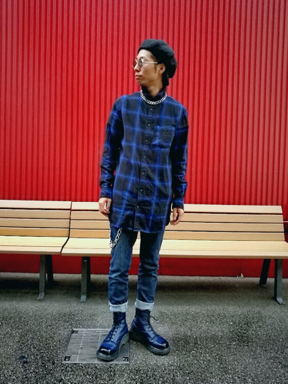 ブラック系のシャツ/ブラウス、ブルー系のデニムパンツ、ブルー系のブーツを着用したメンズの秋コーディネートの1枚目の写真
