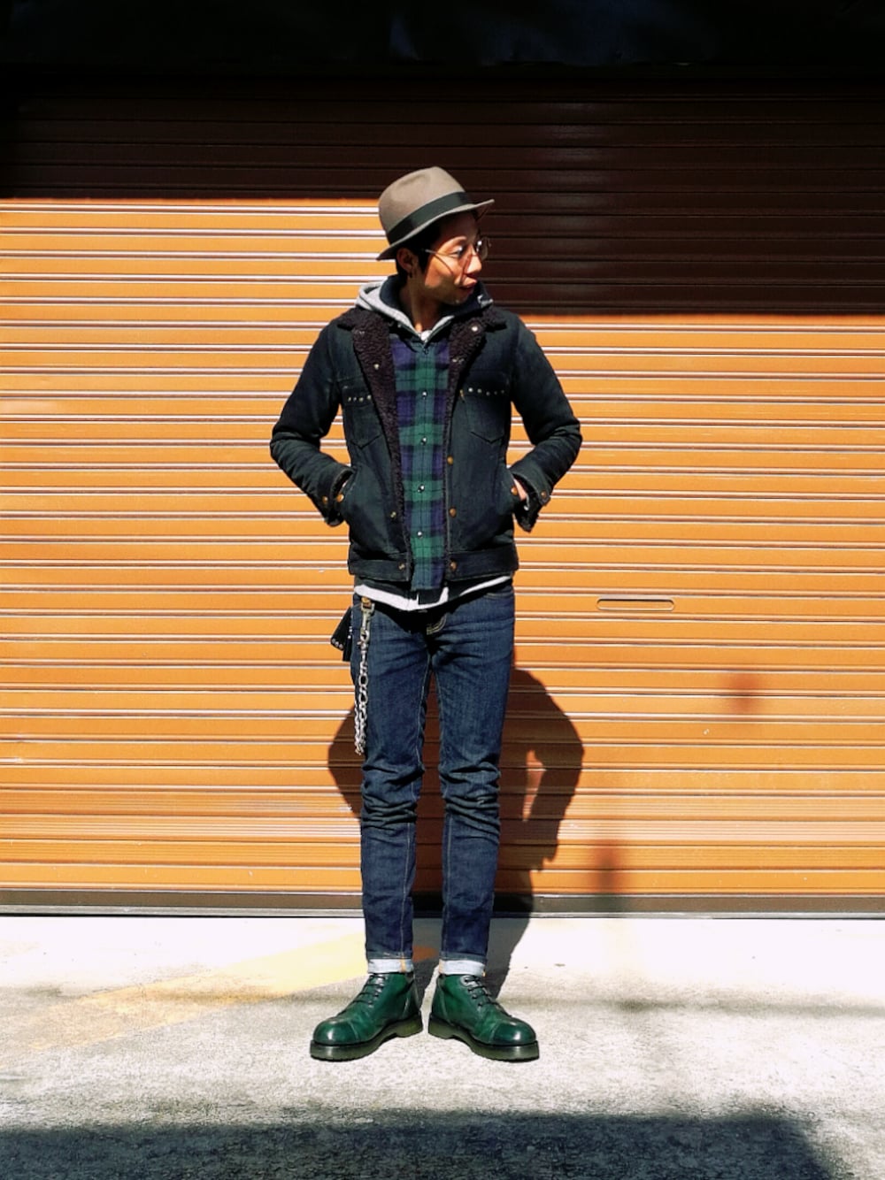 「チェックシャツ、スキニーデニム、デニムパンツ、Dr.Martens、デニムジャケット、ボアデニムジャケット、パーカー、ハット、ウールシャツ、ロールアップ」｜「RUDE GALLERYのアイテム（ハット、グレー系）」を使った、bayashiさん（メンズ・171cm）の冬コーディネートの1枚目の写真