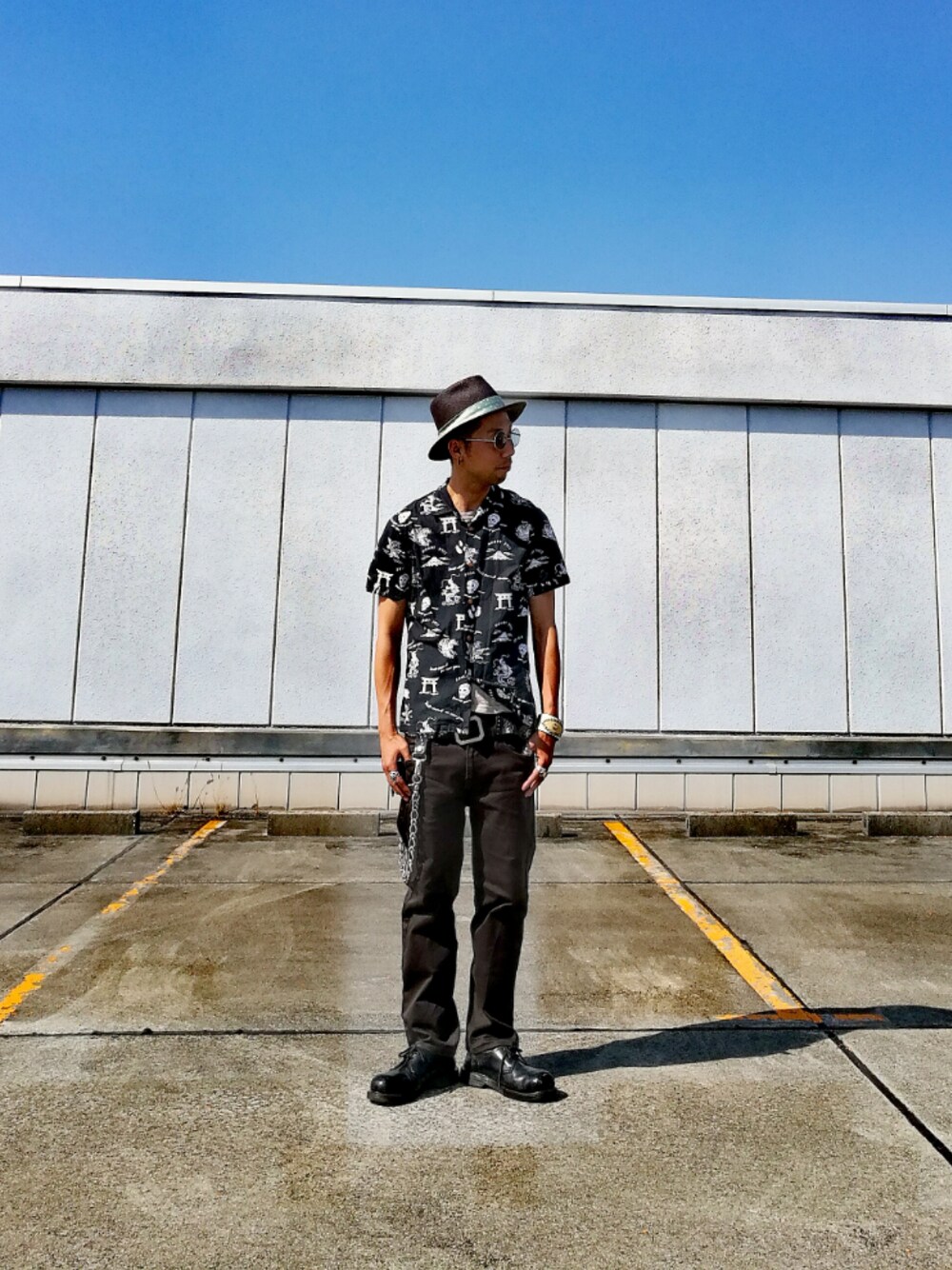 「パナマハット、アロハシャツ、Levi's、Dr.Martens、CELT＆COBRA、WACKO MARIA 、ウォレットチェーン」｜「Celt and Cobraの1st walletchain（ウォレットチェーン、シルバー系）」を使った、bayashiさん（メンズ・171cm）の秋コーディネートの1枚目の写真