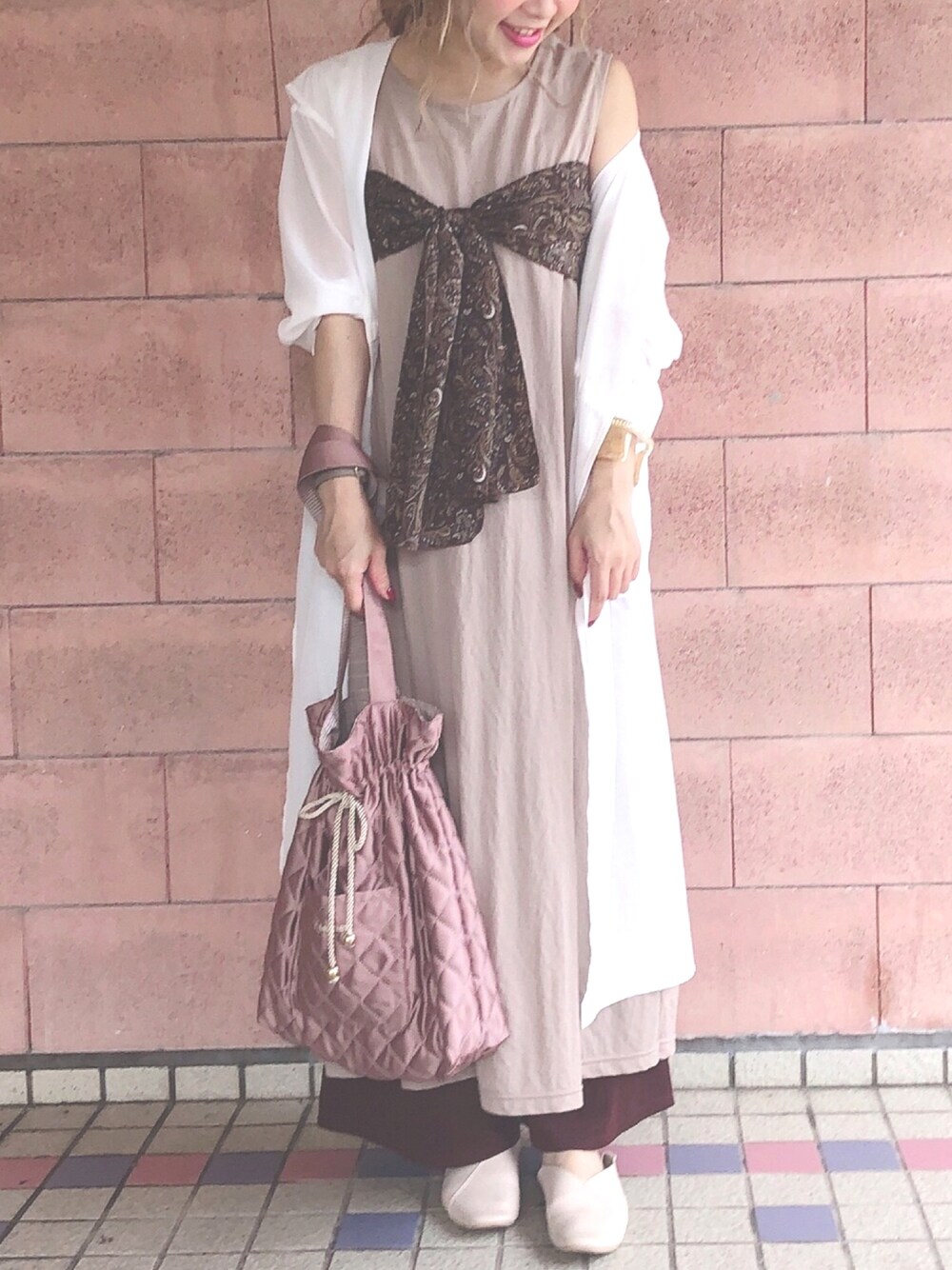 「大人カジュアル、秋コーデ、お洒落さんとつながりたい、スカーフ、ワンピース、マタニティ、マタニティコーデ、マウンテンパーカー」｜「JEANASISのシアーロングマンパ/847978（マウンテンパーカー、ホワイト系）」を使った、みきてぃ24さん（レディース・158cm）の秋コーディネートの1枚目の写真