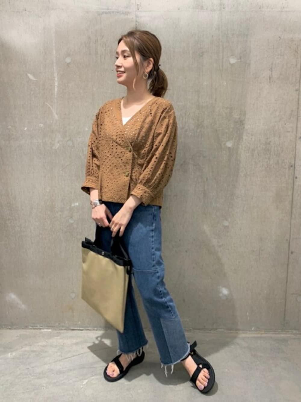 イエロー系のシャツ/ブラウス、ホワイト系のタンクトップ、ベージュ系のトートバッグを着用したレディースの夏コーディネートの1枚目の写真