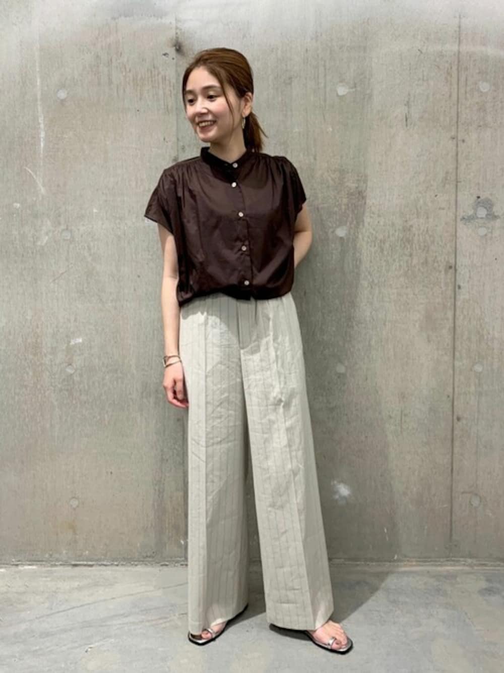ブラウン系のシャツ/ブラウス、ベージュ系のその他パンツ、シルバー系のサンダルを着用したレディースの夏コーディネートの1枚目の写真