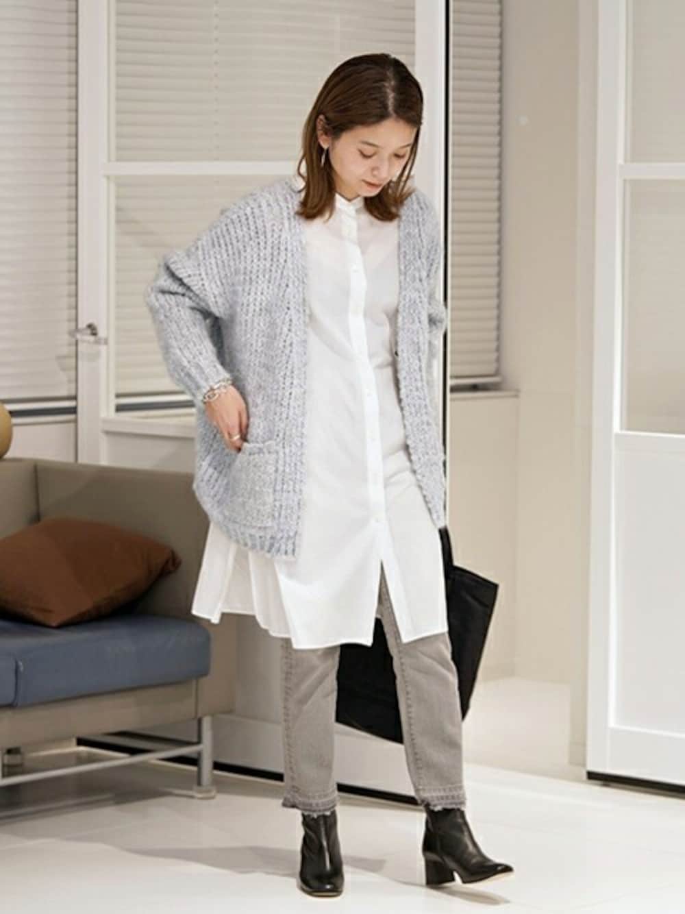 ホワイト系のシャツ/ブラウス、グレー系のデニムパンツ、ブラック系のトートバッグを着用したレディースの秋コーディネートの1枚目の写真