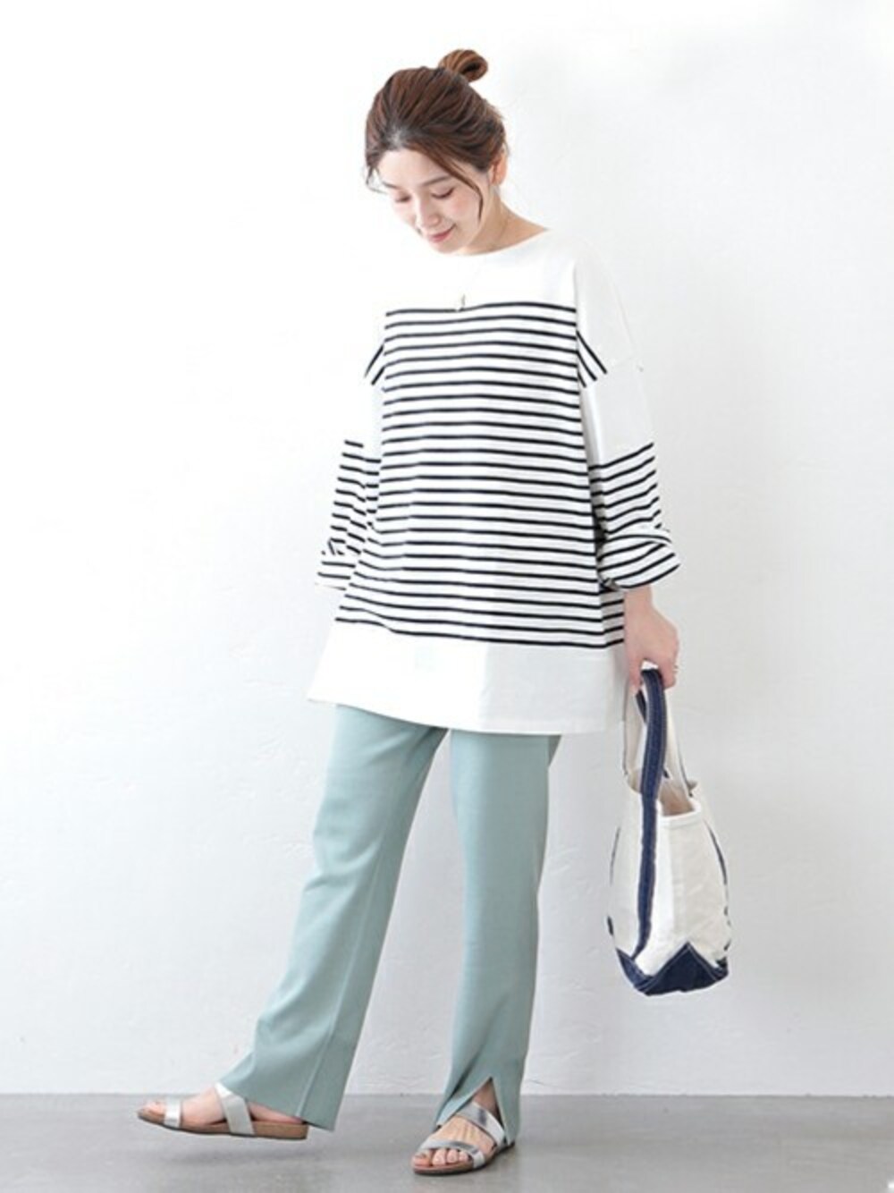 グリーン系のその他パンツ、ブルー系のTシャツ/カットソーを着用したレディースの冬コーディネートの1枚目の写真