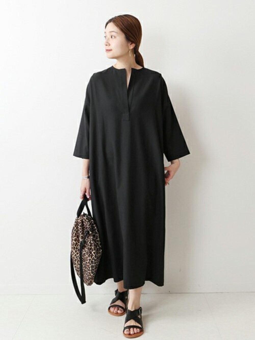 ブラック系のワンピース、その他のトートバッグを着用したレディースの春コーディネートの1枚目の写真