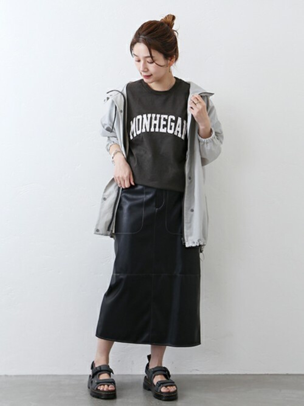 ブラック系のTシャツ/カットソー、グレー系のその他アウター、グリーン系のサンダルを着用したレディースの春コーディネートの1枚目の写真