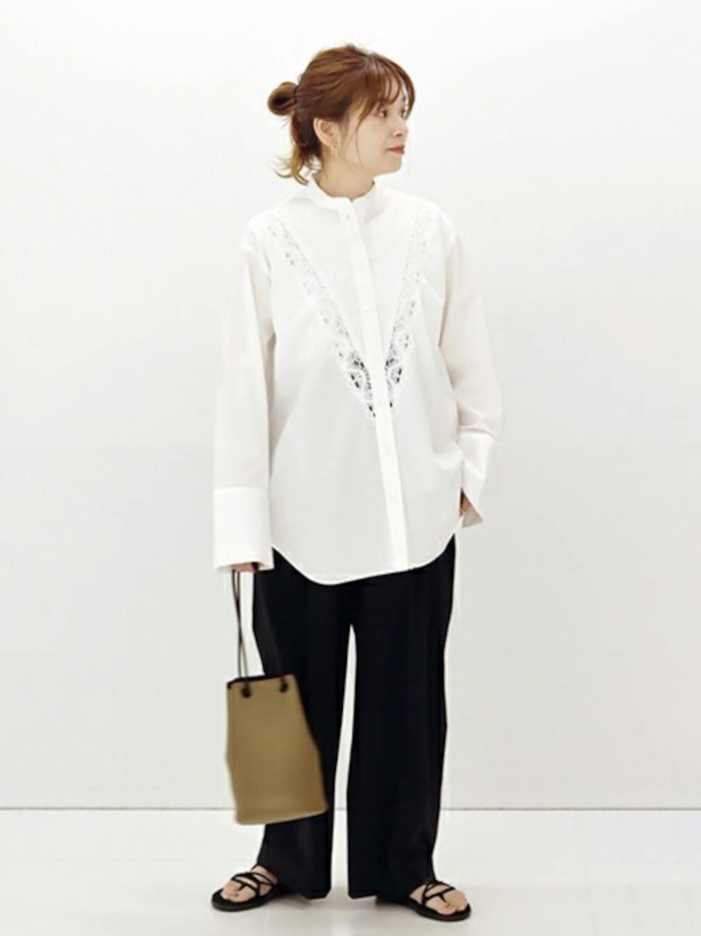 ホワイト系のシャツ/ブラウス、ブラック系のその他パンツ、ブラック系のサンダルを着用したレディースの春コーディネートの1枚目の写真