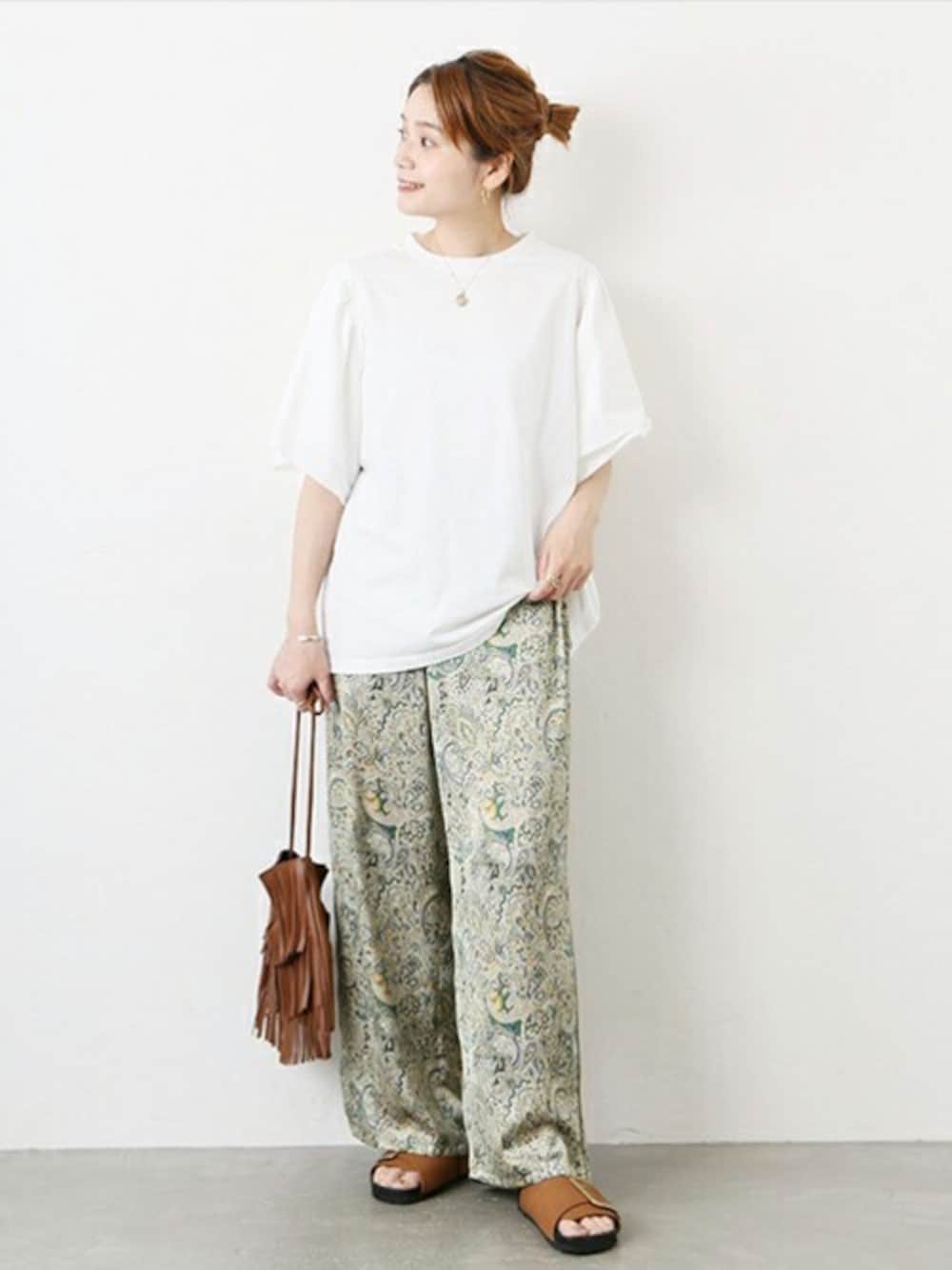 「ホワイト、ショルダーバッグ、Tシャツ、大人カジュアル、journal standard、ジャーナルスタンダード、PLAKTON、ペイズリー柄パンツ、バックルサンダル」｜「JOURNAL STANDARDの《WEB限定》CA.ラスティックテンジクギャザースリーブプルオーバー◆（Tシャツ/カットソー、ホワイト系）」を使った、ondaさん（レディース・158cm）の春コーディネートの1枚目の写真