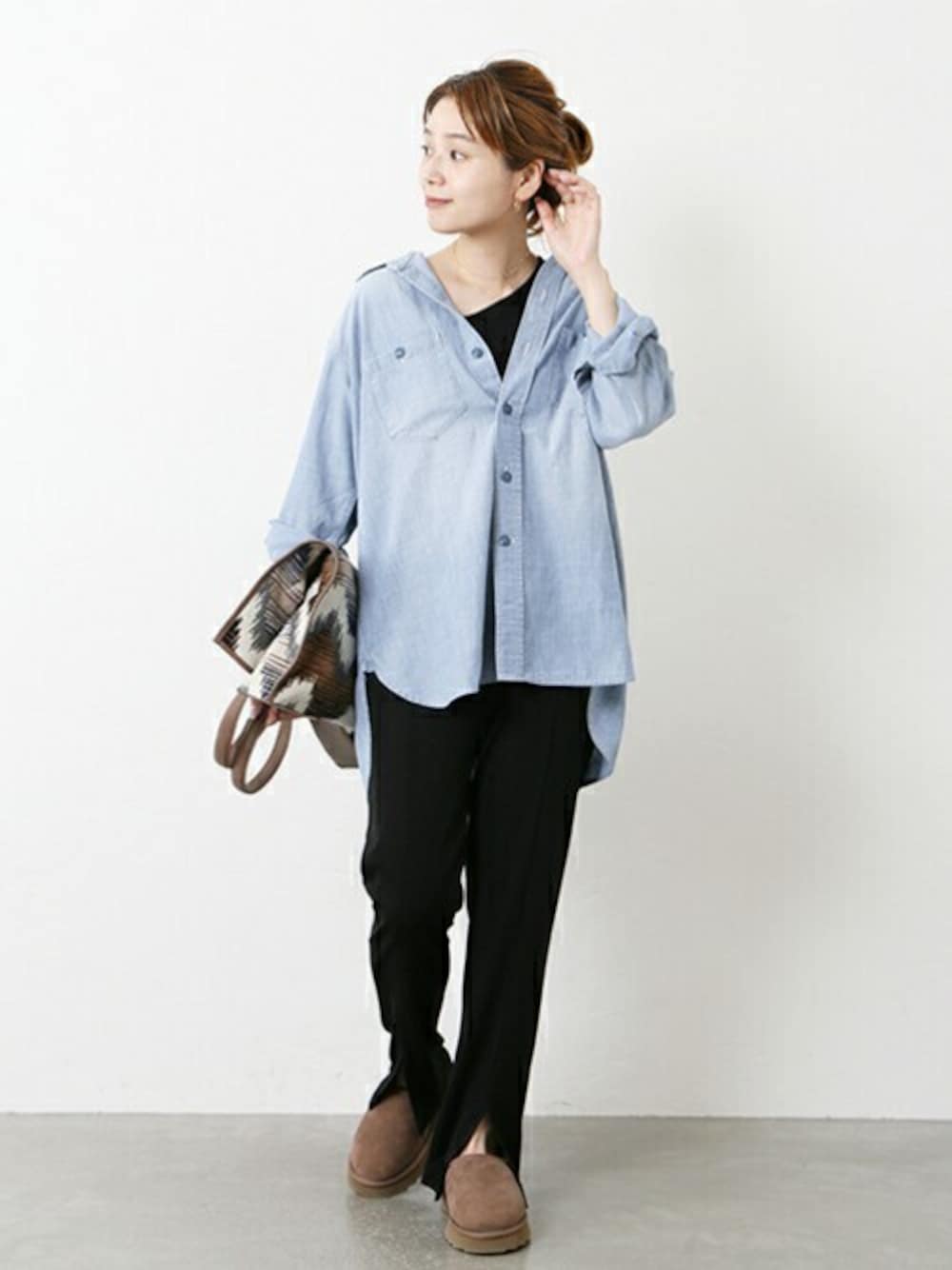 ブラック系のその他パンツ、ブラウン系のトートバッグ、ブラウン系のその他シューズを着用したレディースの夏コーディネートの1枚目の写真